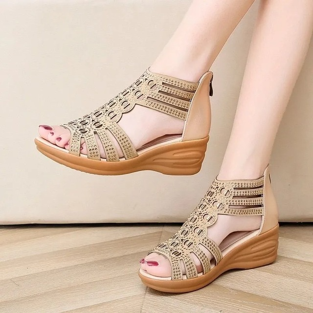 Sandales compensées beiges pour femme avec motifs ajourés, semelle en caoutchouc marron, confortables et élégantes, idéales pour l'été.