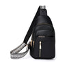 Sac à bandoulière noir en cuir avec fermeture éclair dorée et sangle à motif géométrique blanc et noir, idéal pour un style urbain et moderne.
