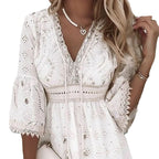 Robe courte col en V et pompons ajourés brodés