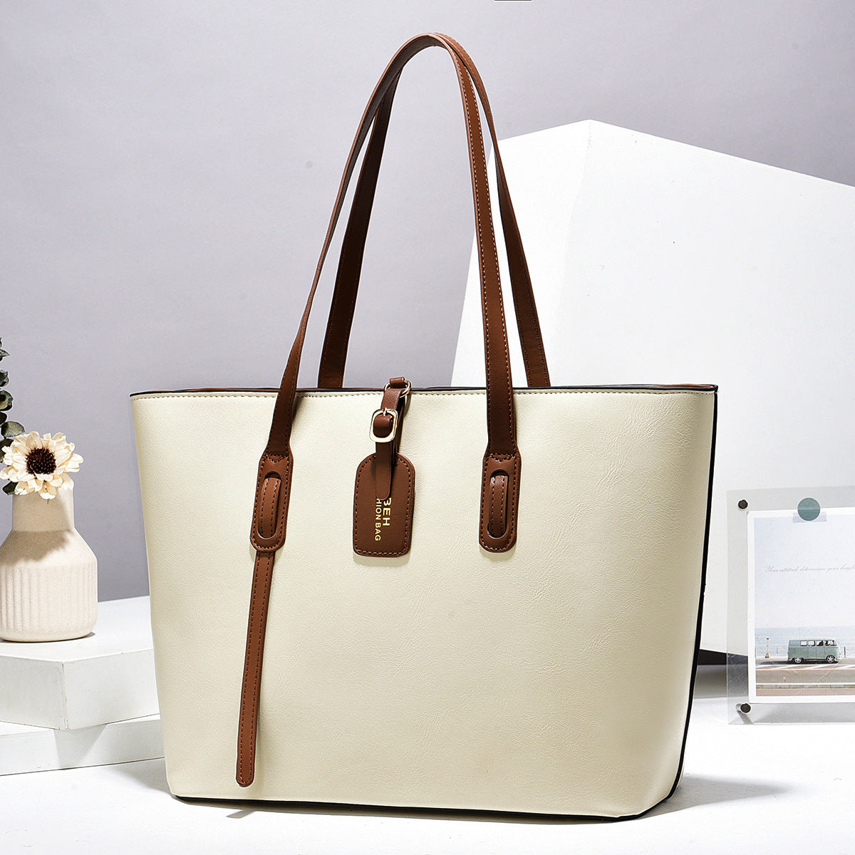 Versatile crossbody handbag