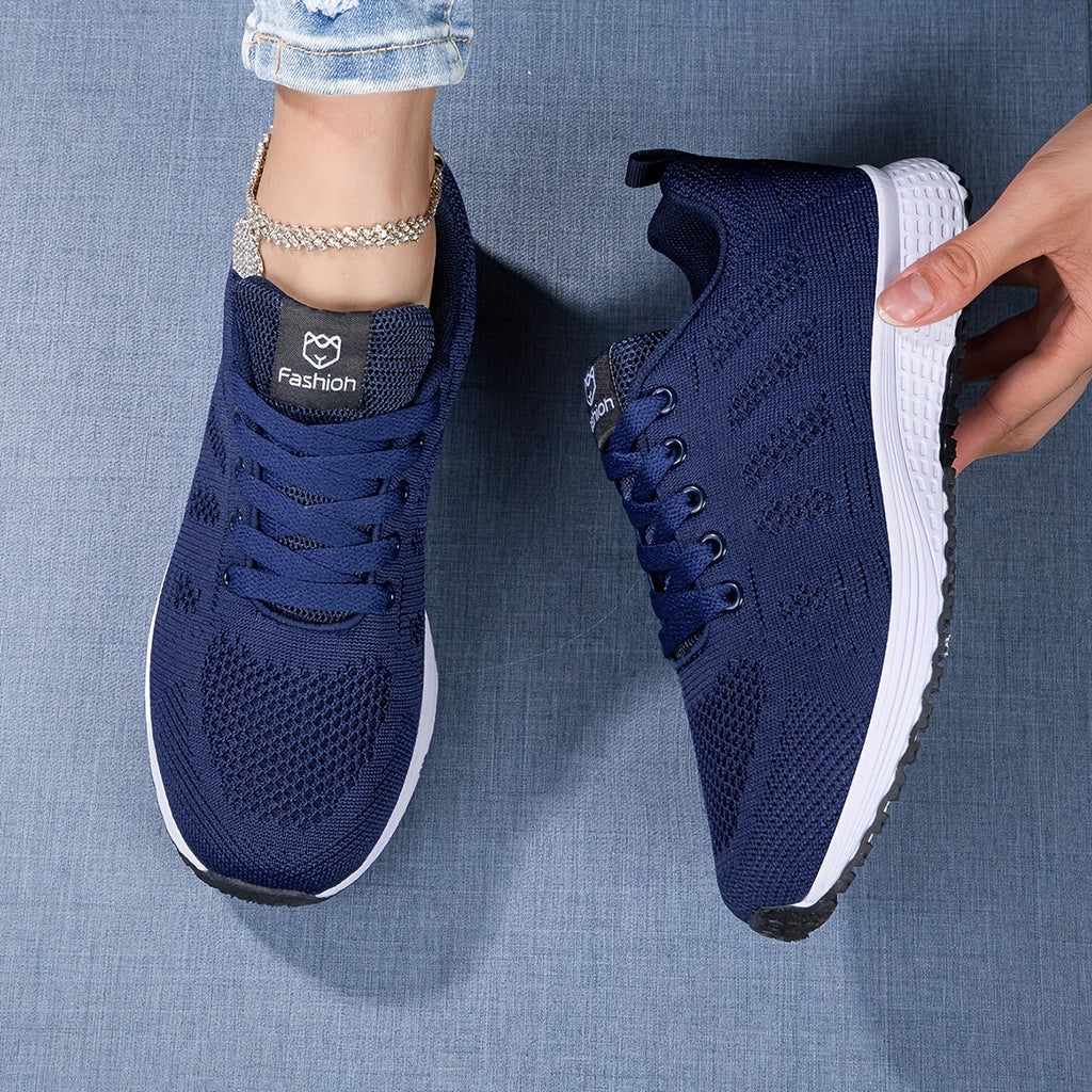 Chaussures de sport bleues pour femme, design moderne, semelle blanche antidérapante, lacets assortis, sur fond de tissu denim.