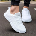 Chaussures de sport blanches pour homme sur route, design moderne et confortable, idéales pour la course et le fitness. Sneakers légères et respirantes.