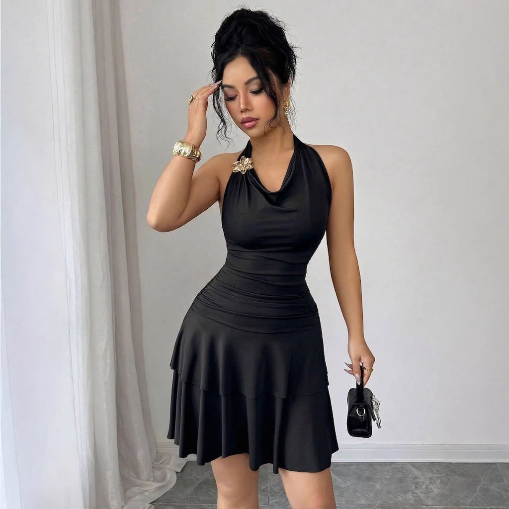 Robe fourreau plissée à fermoir métal — Silhouette affinée