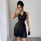Robe fourreau plissée à fermoir métal — Silhouette affinée