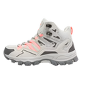 Chaussure de randonnée femme, couleur blanche et grise, avec détails roses, semelle crantée pour terrain accidenté, idéale pour activités outdoor.