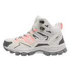 Chaussure de randonnée femme, couleur blanche et grise, avec détails roses, semelle crantée pour terrain accidenté, idéale pour activités outdoor.