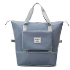 Sac à dos gris élégant avec poche avant zippée, poignées robustes et design moderne. Idéal pour le voyage, l'école ou le travail.