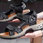 Sandales de sport noires pour hommes, semelle épaisse, design moderne, confort optimal, ajustables avec scratch, idéales pour l'été et la randonnée.