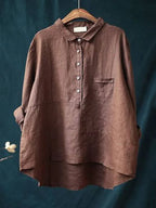 Chemise en lin marron pour femme sur cintre, col boutonné, poche poitrine, fond bleu. Mode éco-responsable, style décontracté, tendance automne.