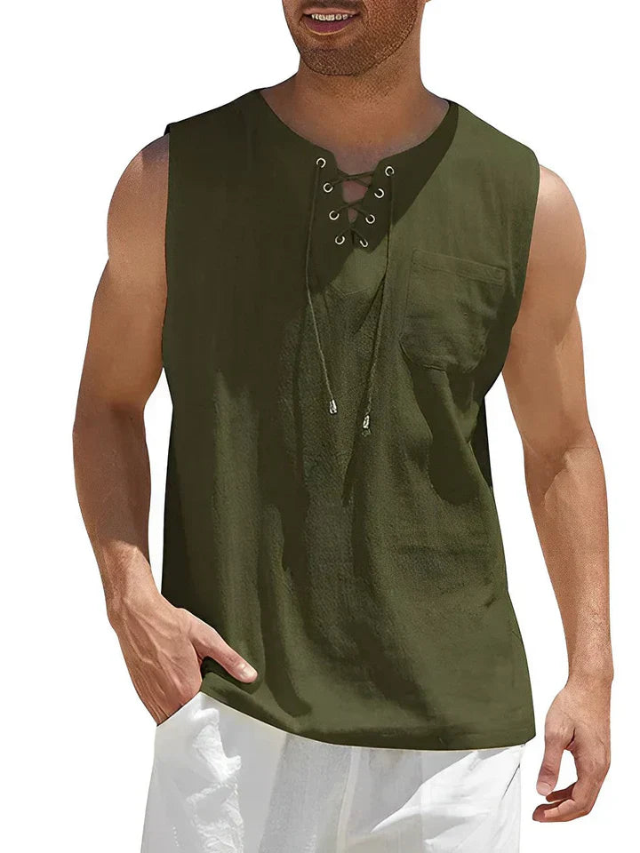 Débardeur vert kaki pour homme avec laçage à l'encolure, sans manches, porté avec un short blanc. Mode estivale décontractée masculine.