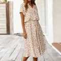 Robe d'été à motifs léopard pour femme, manches courtes, col en V, style décontracté, fond blanc, idéale pour la mode estivale et les sorties.