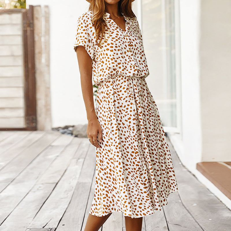 Robe d'été à motifs léopard pour femme, manches courtes, col en V, style décontracté, fond blanc, idéale pour la mode estivale et les sorties.