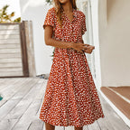 Robe d'été rouge à pois blancs pour femme, manches courtes, col en V, style décontracté, idéale pour la mode estivale et les tenues légères.