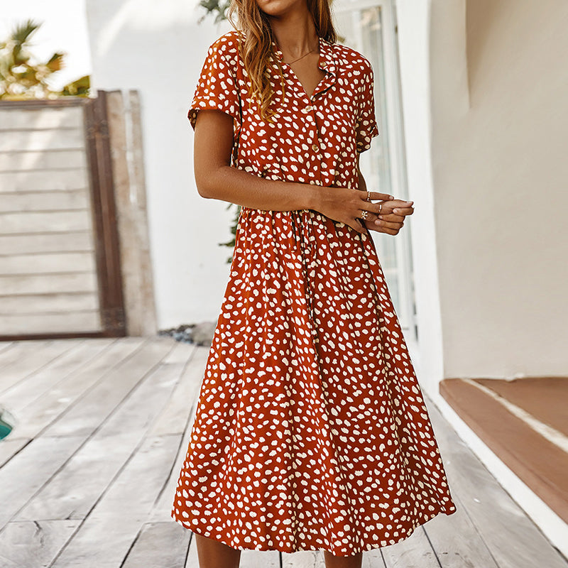 Robe d'été rouge à pois blancs pour femme, manches courtes, col en V, style décontracté, idéale pour la mode estivale et les tenues légères.