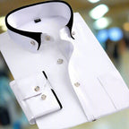 Chemise blanche élégante avec col et poignets contrastés noirs, boutons blancs, sur fond flou. Mode masculine, vêtement formel, style moderne.