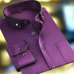 Chemise violette élégante pour homme avec col contrasté noir, boutons argentés, manches longues, sur fond flou doré. Mode masculine chic.