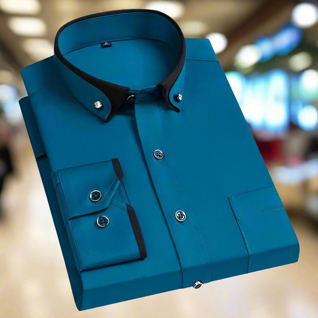 Chemise bleue élégante pour homme avec col contrasté noir et boutons décoratifs, posée sur fond flou de magasin. Mode masculine, vêtement chic.