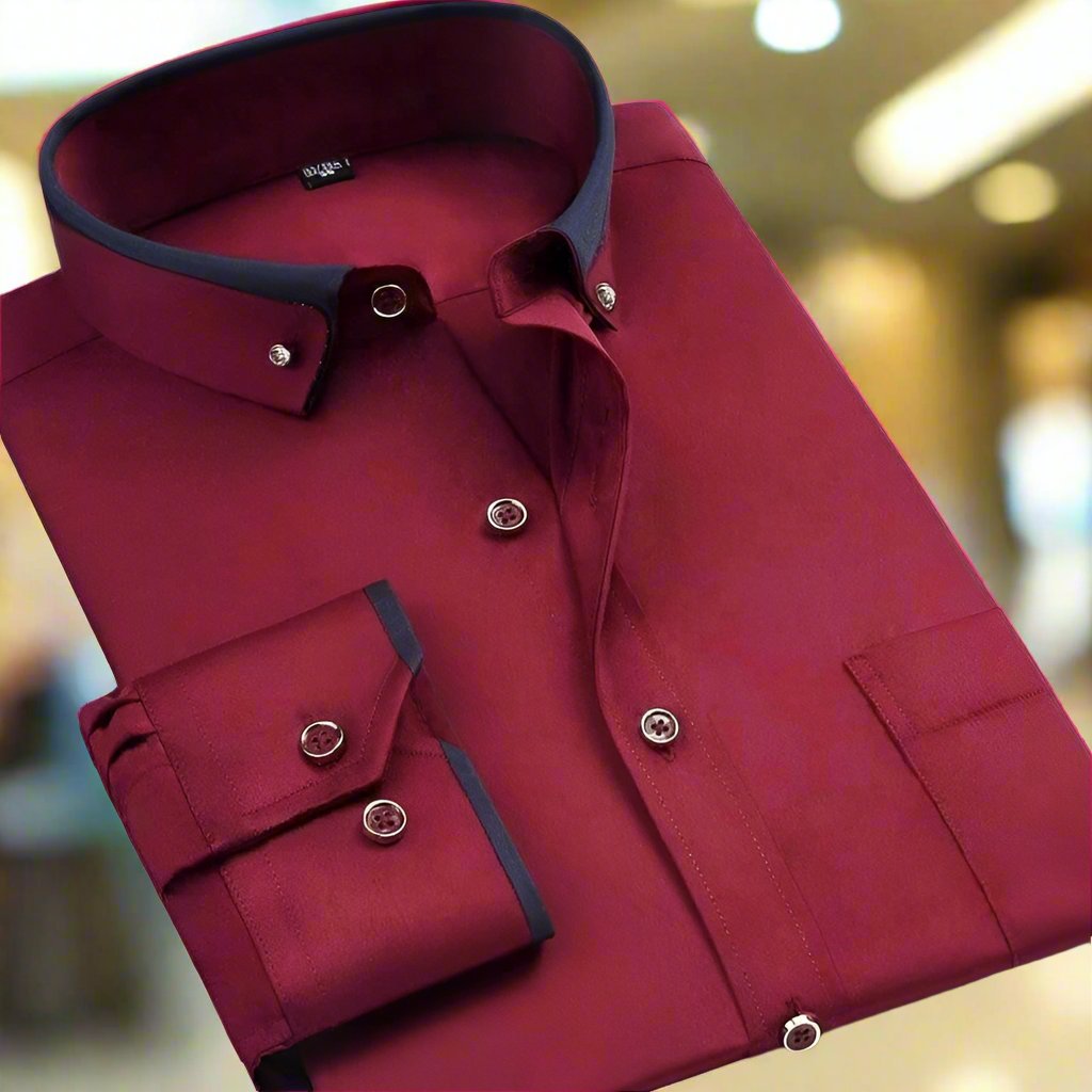 Chemise homme rouge bordeaux élégante, col boutonné, manches longues, boutons contrastés, fond flou. Mode masculine, vêtement chic.