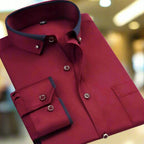Chemise homme rouge bordeaux élégante, col boutonné, manches longues, boutons contrastés, fond flou. Mode masculine, vêtement chic.