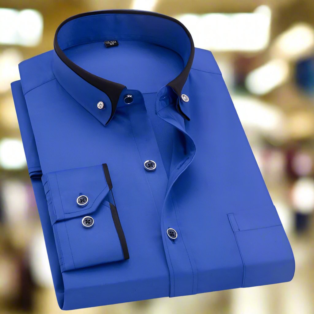 Chemise bleue élégante pour homme avec col contrasté noir et boutons argentés, pliée sur fond flou. Mode masculine, vêtement formel.