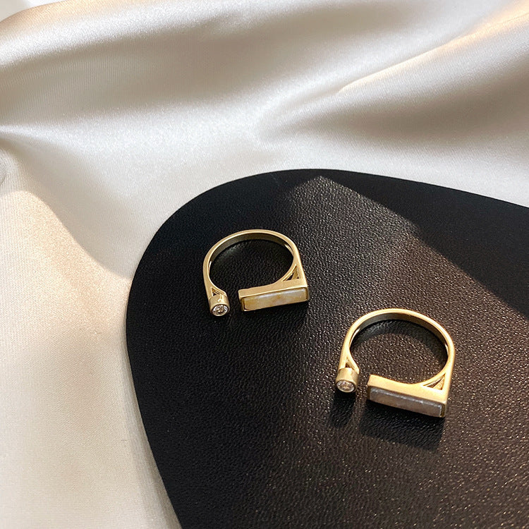 Bague en marbre et zircon design