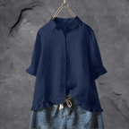 Chemise bleue en lin sur cintre, manches longues retroussées, avec jupe en jean brodée. Mode féminine, vêtements décontractés, style élégant.