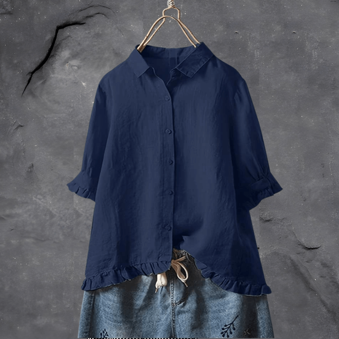 Chemise bleue en lin sur cintre, manches longues retroussées, avec jupe en jean brodée. Mode féminine, vêtements décontractés, style élégant.