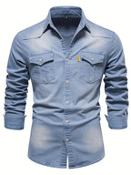 Chemise en jean bleu clair pour homme, manches longues, poches poitrine à rabat, style décontracté, idéale pour mode masculine tendance.