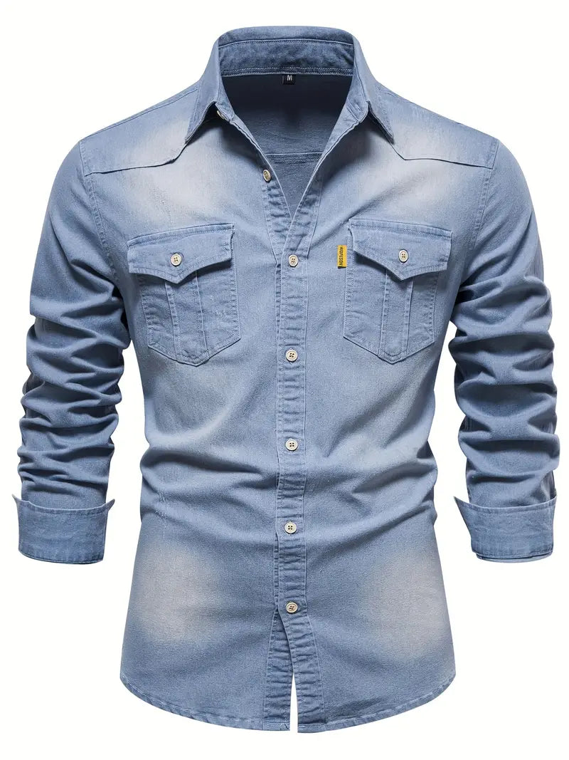 Chemise en jean bleu clair pour homme, manches longues, poches poitrine à rabat, style décontracté, idéale pour mode masculine tendance.