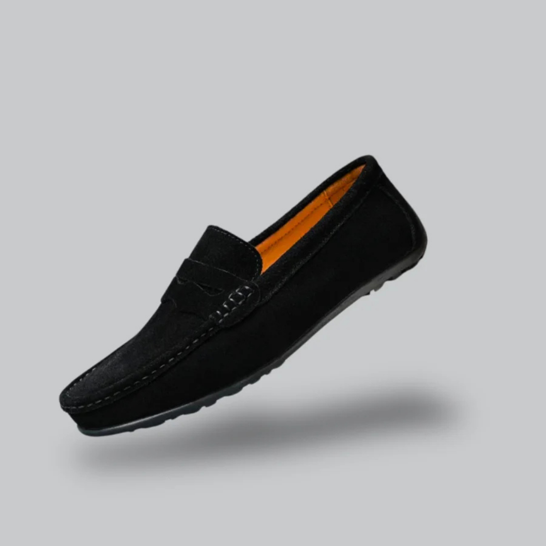 Mocassin en daim noir pour homme, élégant et confortable, semelle antidérapante, idéal pour un style décontracté ou formel.