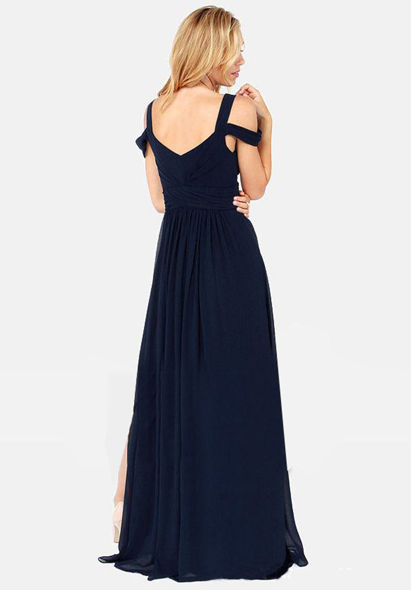 Élégante robe de femme avec épaule ouverte, fente en longueur maxi et motif automnal