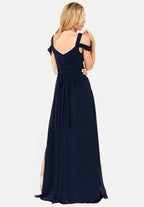 Élégante robe de femme avec épaule ouverte, fente en longueur maxi et motif automnal