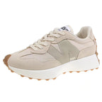 Sneaker beige moderne avec semelle épaisse blanche, détails en cuir et textile, design tendance pour homme et femme, idéal pour la mode urbaine.