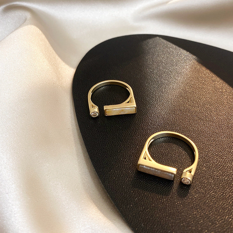 Bague en marbre et zircon design