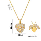Collier avec pendentif en forme de cœur et ailes