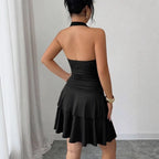 Robe fourreau plissée à fermoir métal — Silhouette affinée