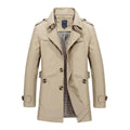 Trench-coat beige pour homme, style classique, double boutonnage, ceinture ajustable, col rabattu, idéal pour mode automne-hiver.