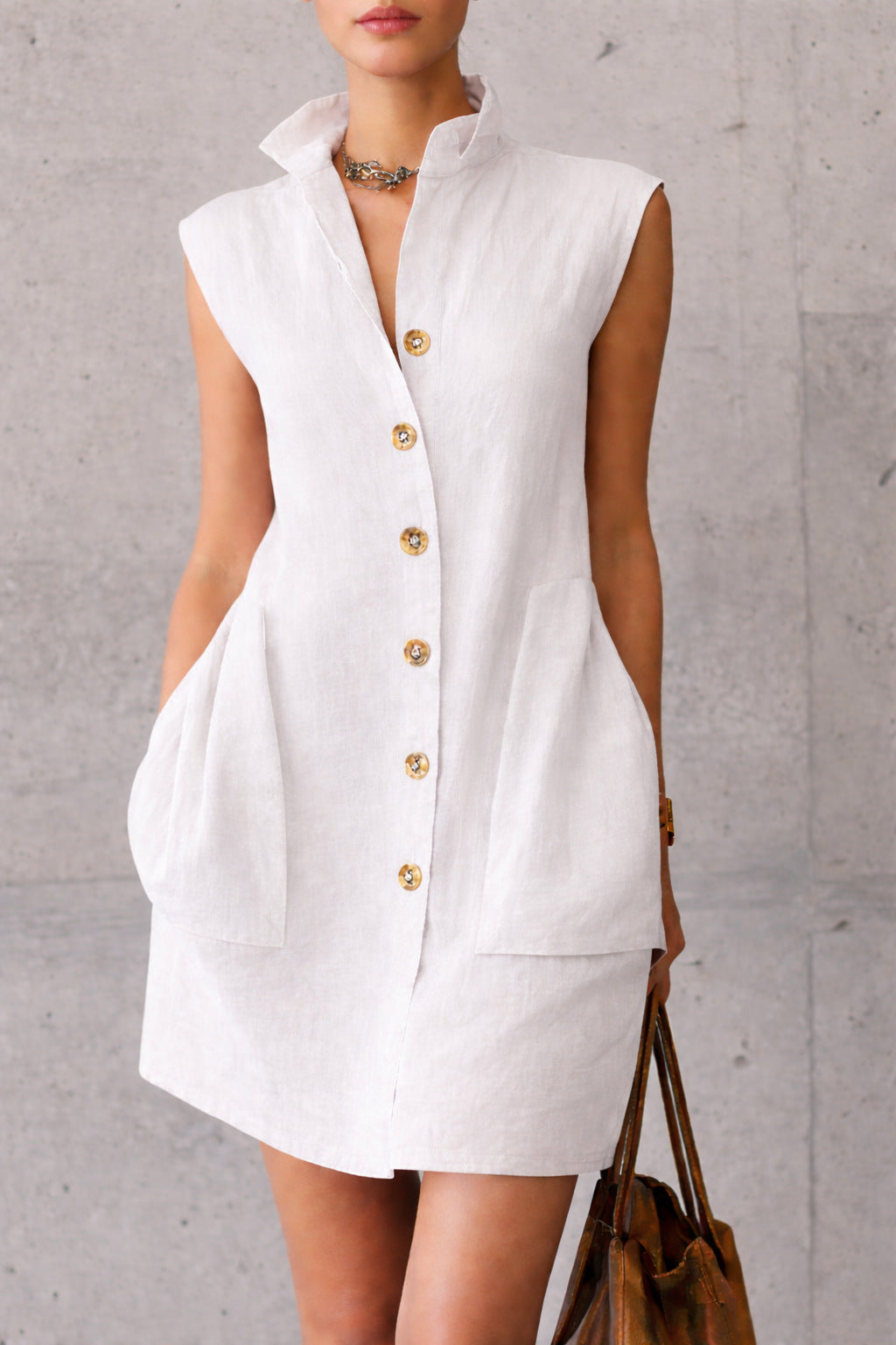 Robe chemise sans manches col montant — Élégance estivale