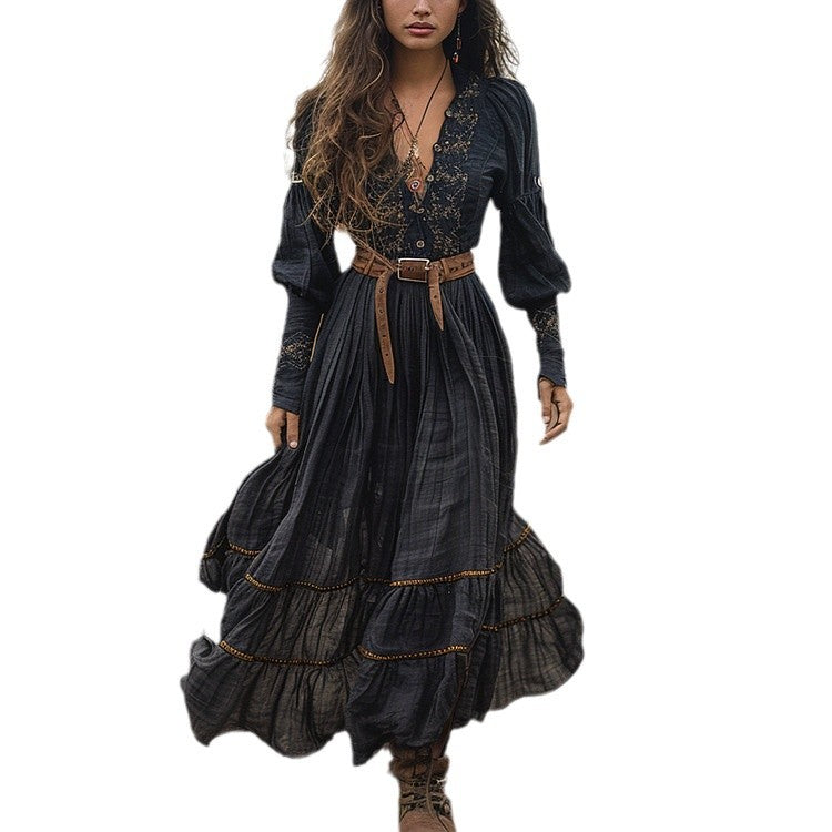 Robe noire brodée col V, manches longues et coupe trapèze