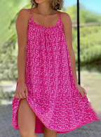 Robe d'été rose à motifs floraux blancs, sans manches, avec fente latérale. Mode féminine, tenue estivale décontractée, style tendance.