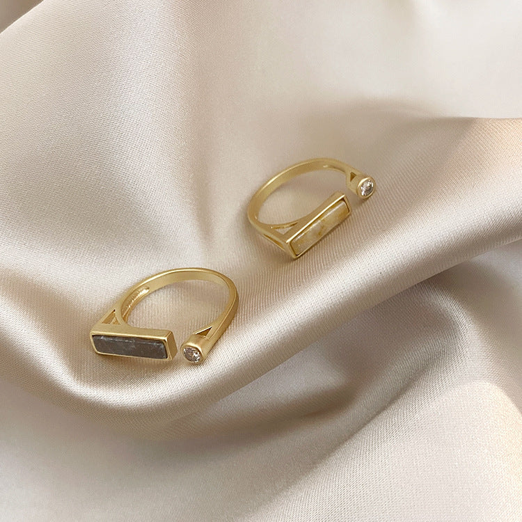 Bague en marbre et zircon design