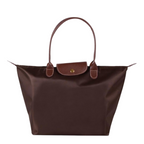 Sac à main en cuir marron foncé avec poignées et rabat à bouton doré, design élégant et classique, accessoire mode femme, style intemporel.