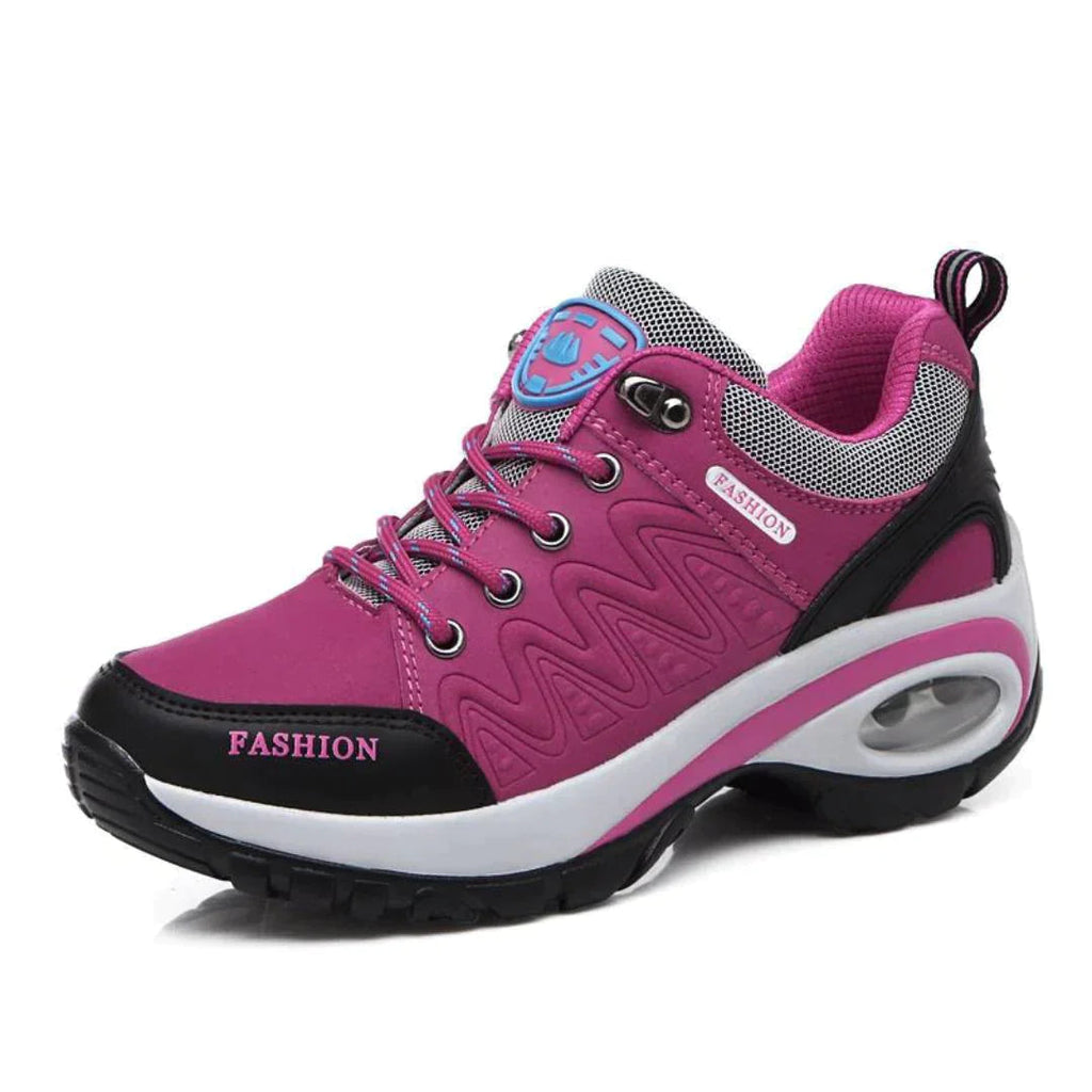 Chaussure de sport rose pour femme avec semelle épaisse, lacets et détails noirs. Idéale pour la mode et le confort.
