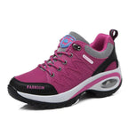 Chaussure de sport rose pour femme avec semelle épaisse, lacets et détails noirs. Idéale pour la mode et le confort.