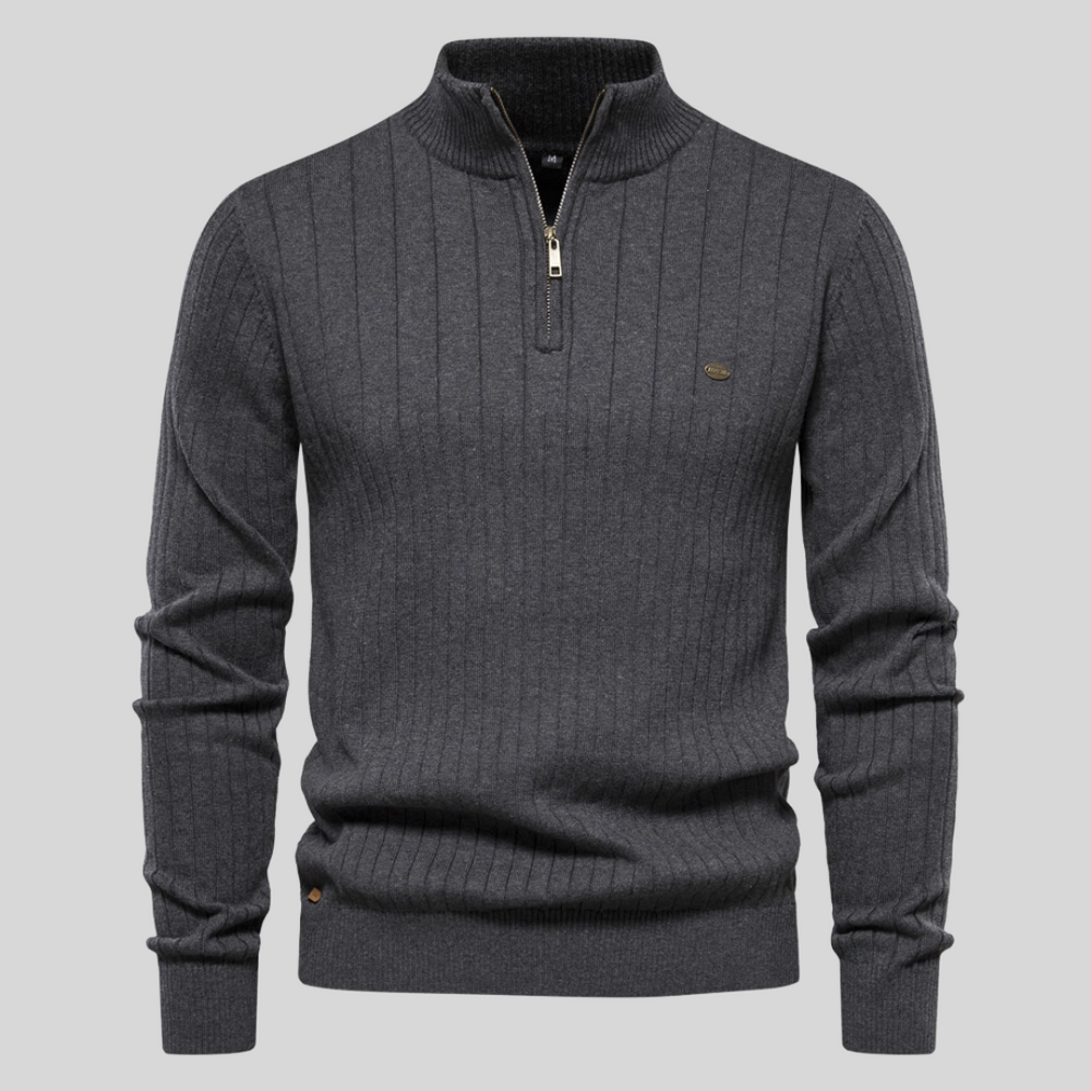Pull gris foncé à col zippé, motif côtelé vertical, manches longues, style élégant et moderne, idéal pour l'hiver et les occasions décontractées.
