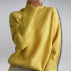 Pull-over jaune en maille texturée avec motif losanges, manches longues, col rond. Mode automne-hiver, vêtement chaud et tendance pour femme.