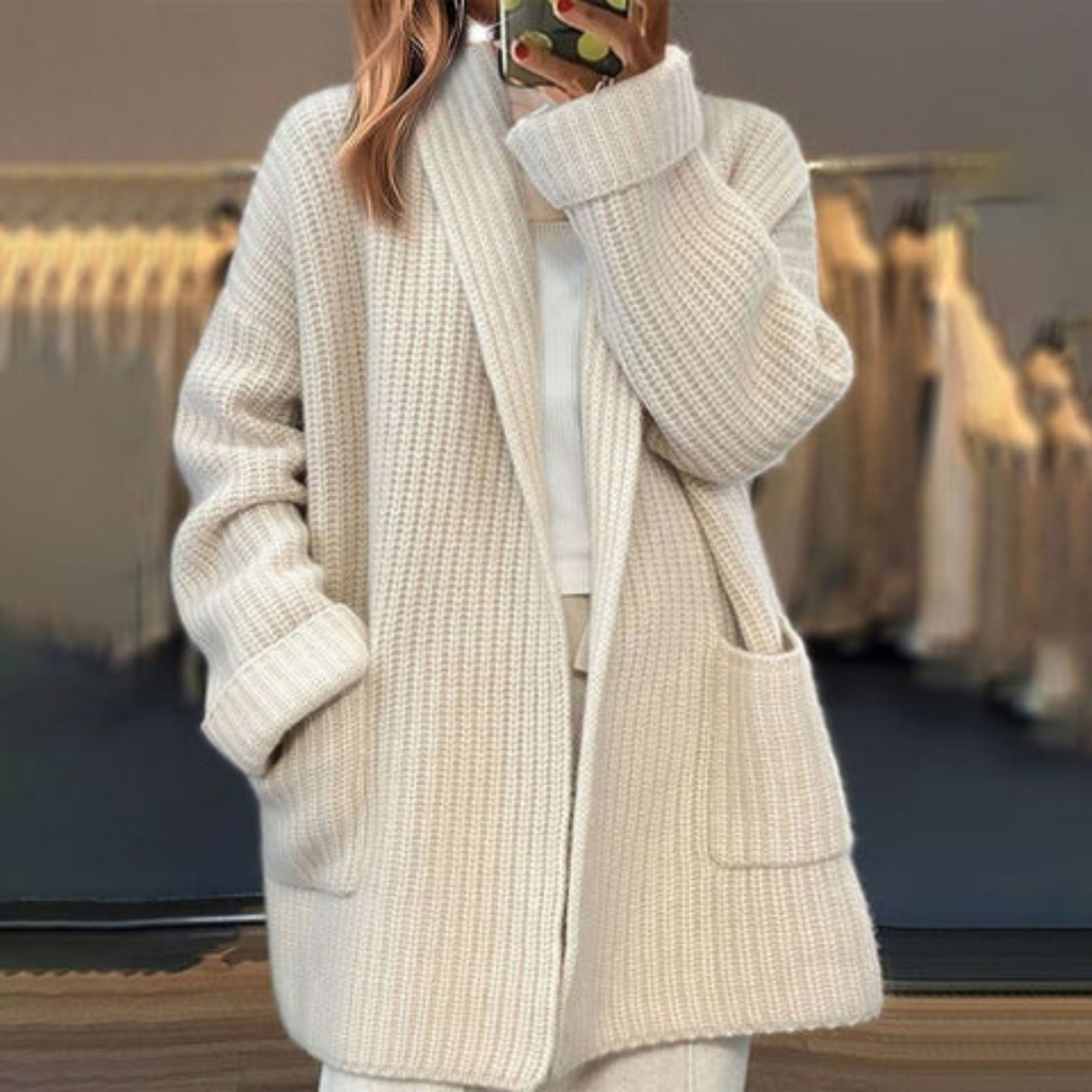 Femme portant un cardigan en maille beige avec poches, style décontracté et élégant, mode automne-hiver, vêtement chaud et confortable.