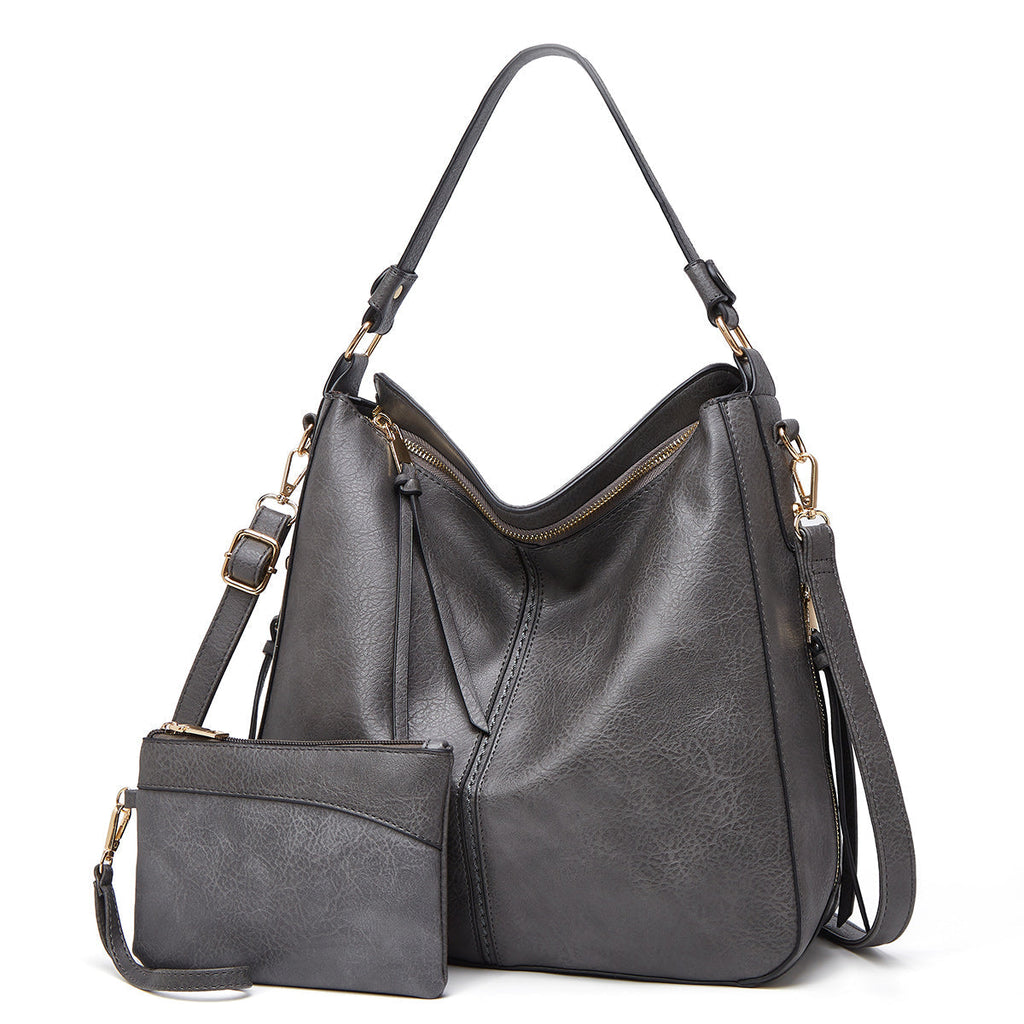 Sac à main en cuir gris avec pochette assortie, design élégant et moderne, idéal pour femme, mode, accessoires, tendance automne-hiver.