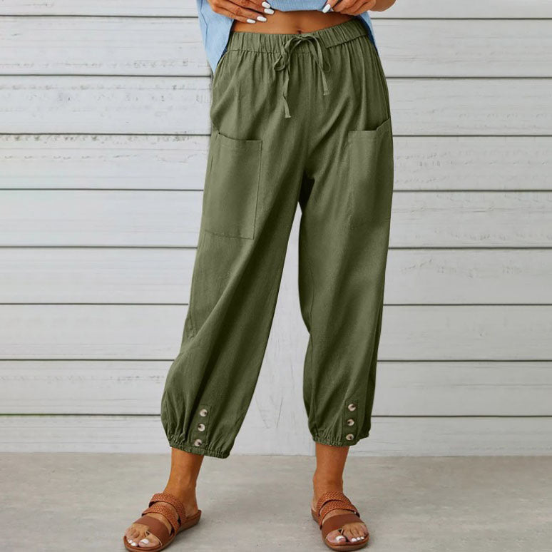 Pantalon vert kaki décontracté pour femme avec poches avant, taille élastique et boutons décoratifs, idéal pour un look estival confortable.