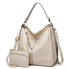 Sac à main en cuir beige élégant avec pochette assortie, bandoulière réglable, détails dorés, design moderne et chic, parfait pour la mode féminine.